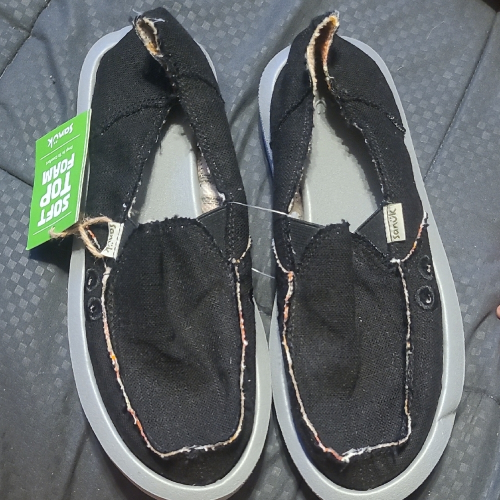 Sanuk Womens Black Slip-On Slippers Size 6 NWT I Have Two Pairs Of These.
